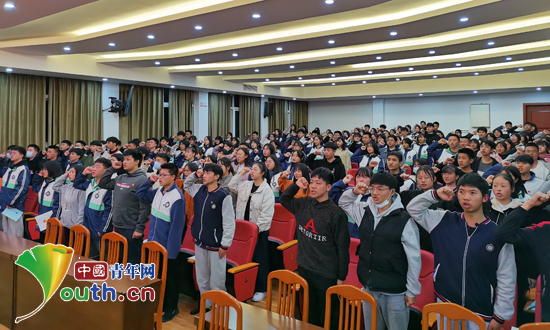 中南财经政法大学研支团在咸丰职校开讲团课